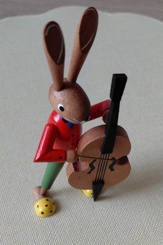 Schöner hase mit kontrabass - hase,