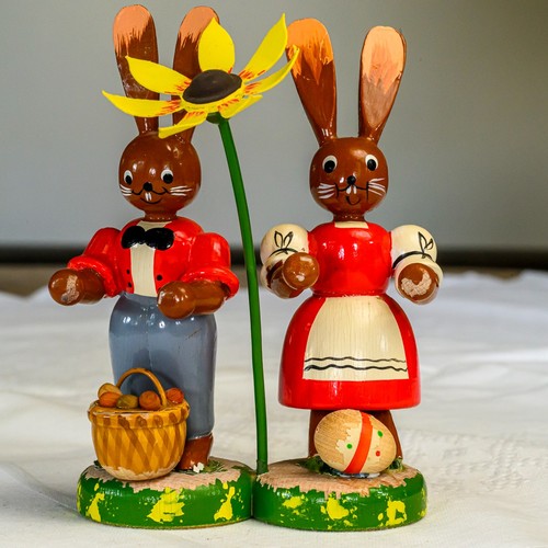 Osterhasen pärchen mit blume - osterhasen-pärchen,